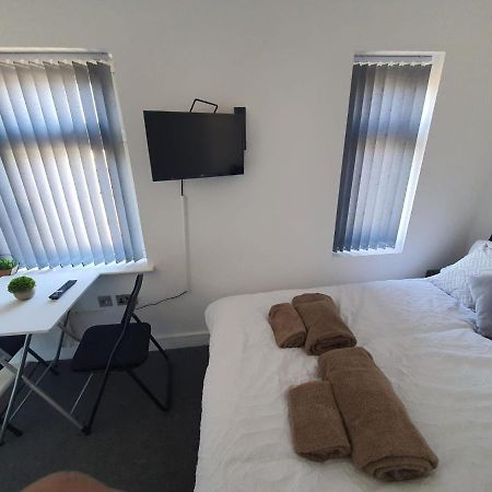 New Self Contained Flat,In Hayes, Free Parking Hotel Northolt  ภายนอก รูปภาพ