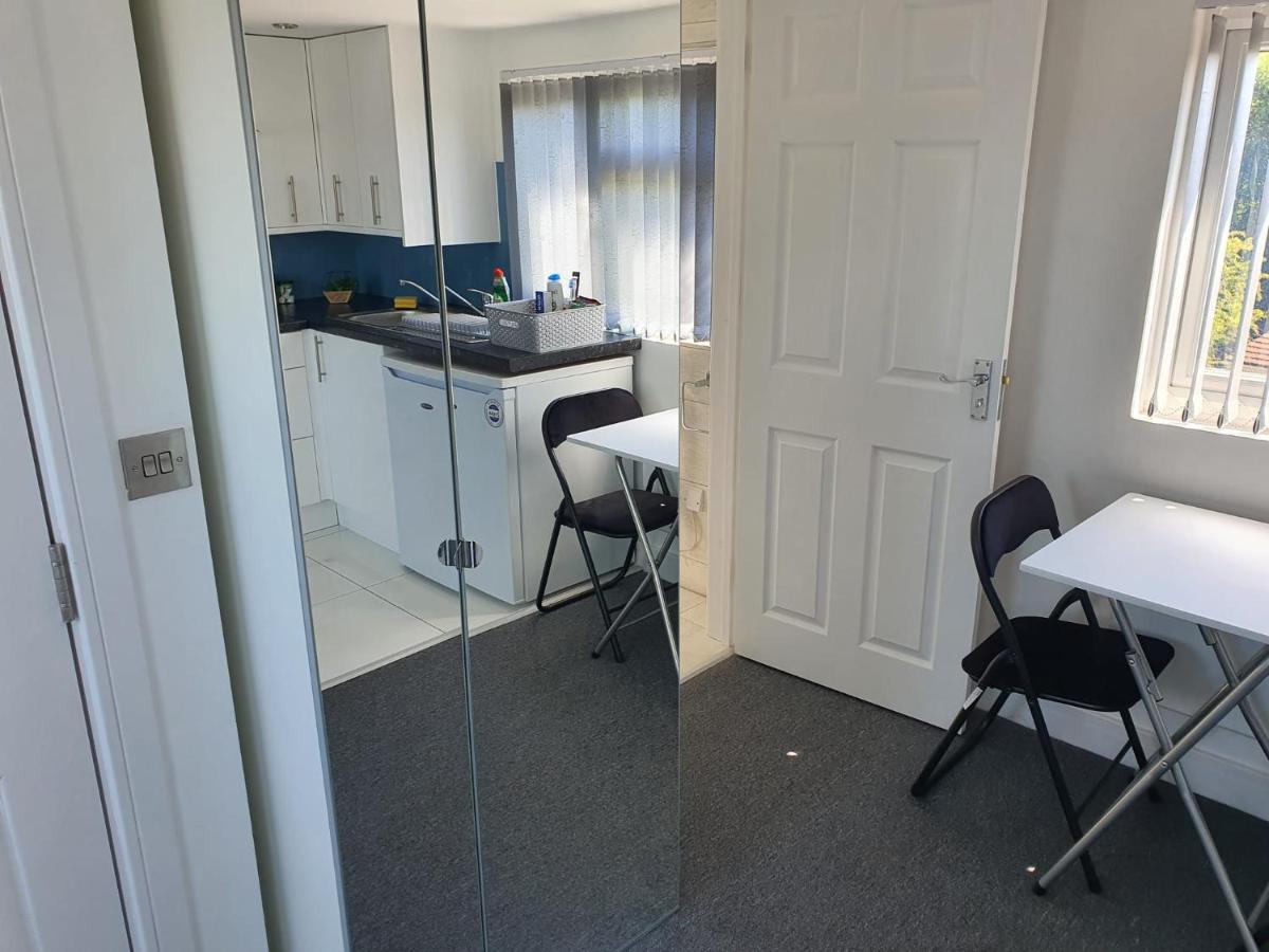 New Self Contained Flat,In Hayes, Free Parking Hotel Northolt  ภายนอก รูปภาพ