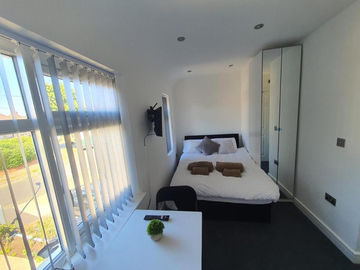 New Self Contained Flat,In Hayes, Free Parking Hotel Northolt  ภายนอก รูปภาพ